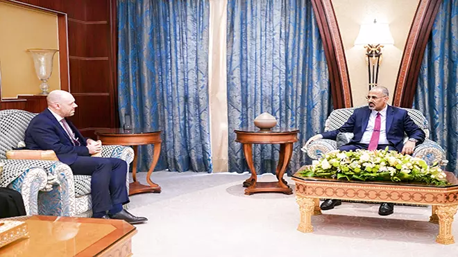 الرئيس الزُبيدي يستقبل سفير المملكة المتحدة لدى اليمن 